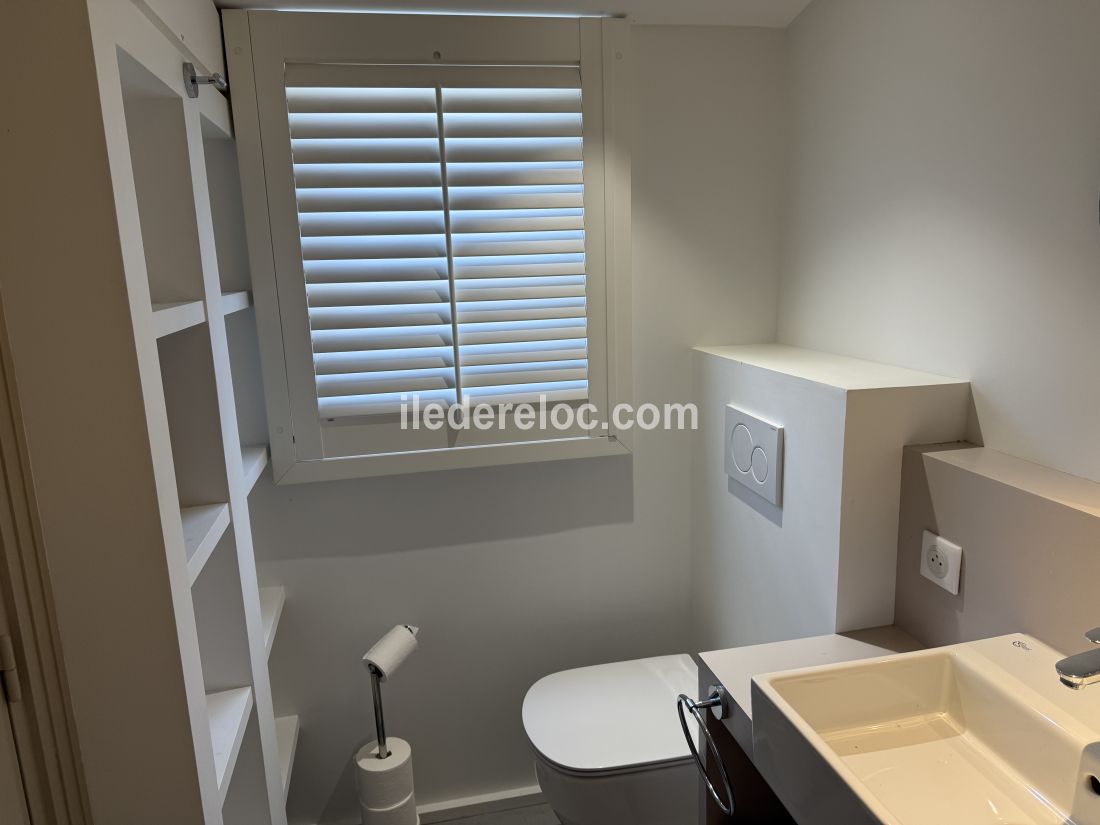 Photo 45 : SALLEDEBAIN d'une maison située à Ars en Ré, île de Ré.