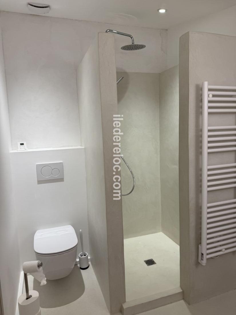 Photo 34 : SALLEDEBAIN d'une maison située à Ars en Ré, île de Ré.