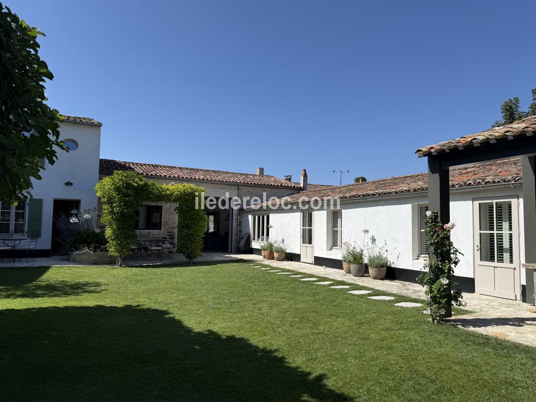 Photo 4 : JARDIN d'une maison située à Ars en Ré, île de Ré.