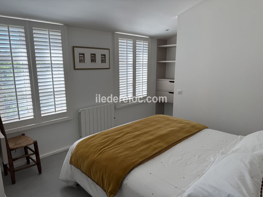 Photo 36 : CHAMBRE d'une maison située à Ars en Ré, île de Ré.