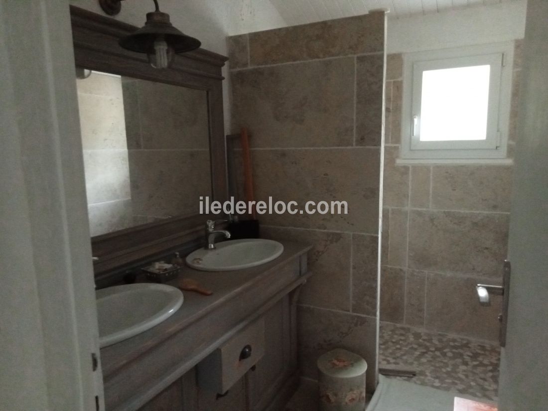 Photo 5 : SALLEDEBAIN d'une maison situ&eacute;e &agrave; Le Bois-Plage-en-R&eacute;, &icirc;le de R&eacute;.