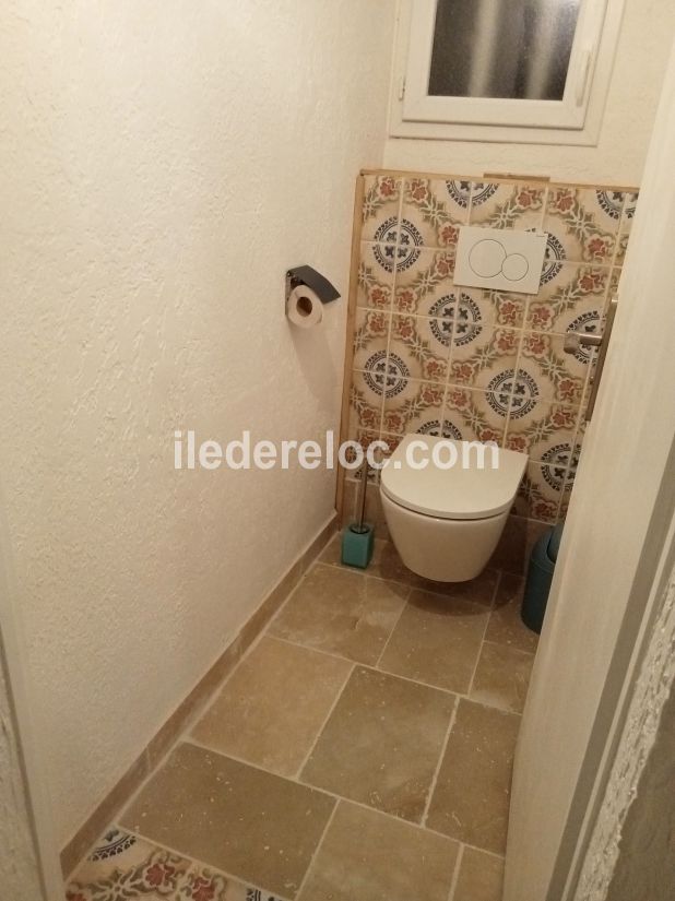 Photo 8 : WC d'une maison situ&eacute;e &agrave; Le Bois-Plage-en-R&eacute;, &icirc;le de R&eacute;.