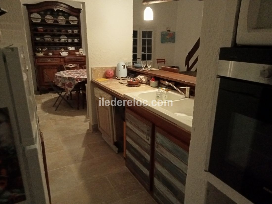 Photo 6 : CUISINE d'une maison situ&eacute;e &agrave; Le Bois-Plage-en-R&eacute;, &icirc;le de R&eacute;.