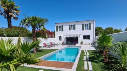 Ile de Ré:Maison de charme avec piscine chauffée, au centre du village, vue mer partielle