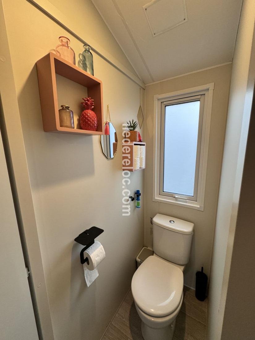 Photo 11 : WC d'une maison située à Sainte-Marie-de-Ré, île de Ré.