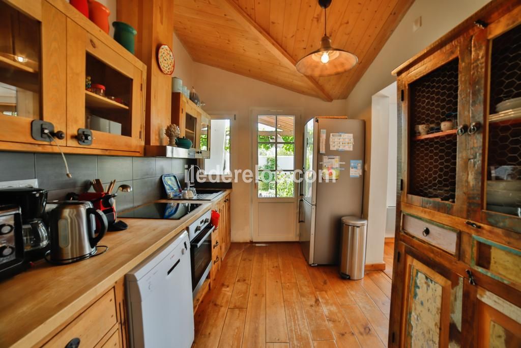 Photo 3 : CUISINE d'une maison située à Les Portes-en-Ré, île de Ré.