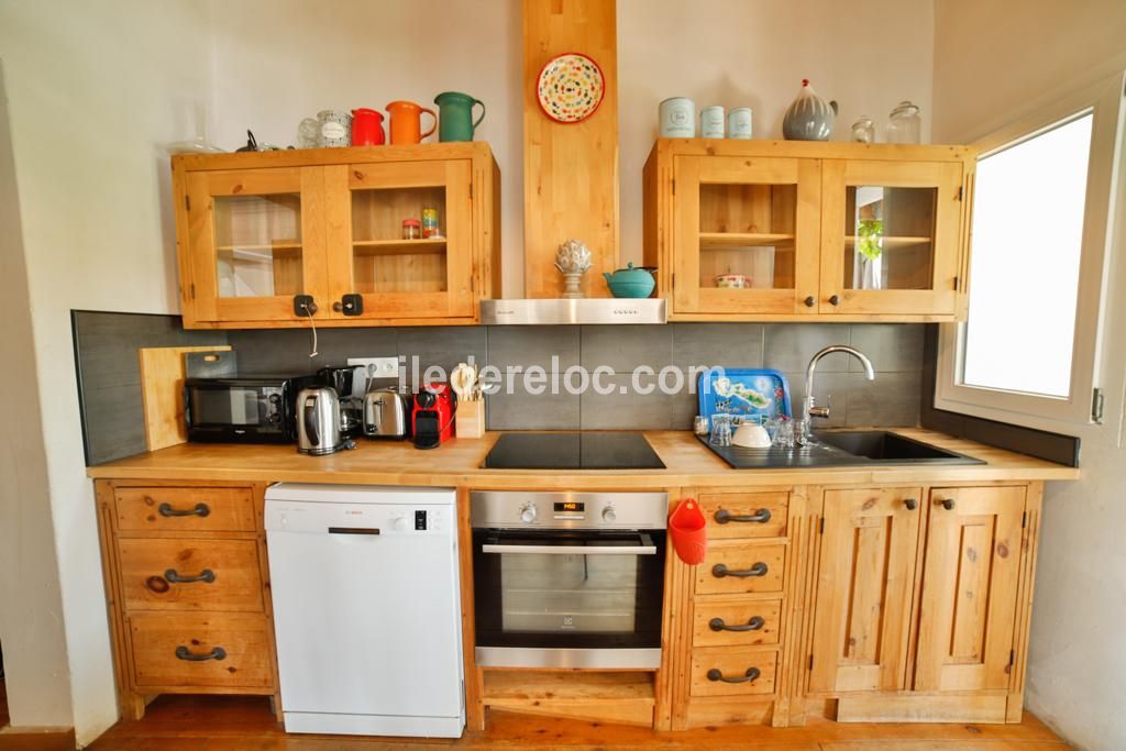 Photo 2 : CUISINE d'une maison située à Les Portes-en-Ré, île de Ré.