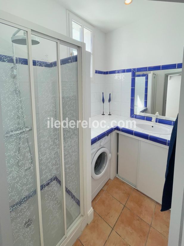 Photo 6 : SALLEDEBAIN d'une maison située à La Flotte-en-Ré, île de Ré.
