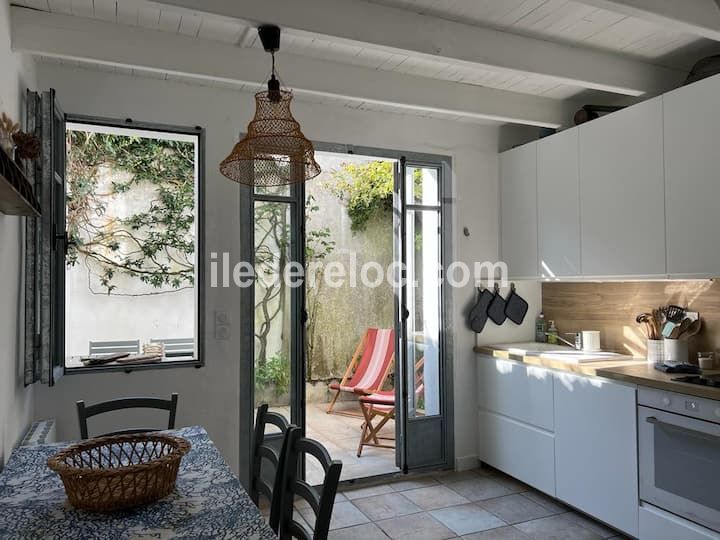 Photo 4 : CUISINE d'une maison située à La Couarde-sur-mer, île de Ré.