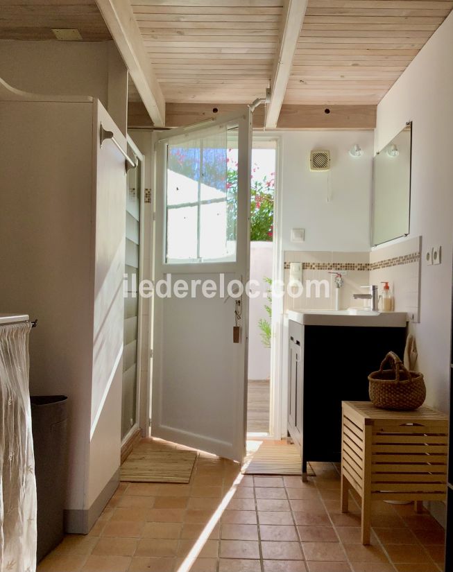 Photo 18 : SALLEDEBAIN d'une maison située à Sainte-Marie-de-Ré, île de Ré.