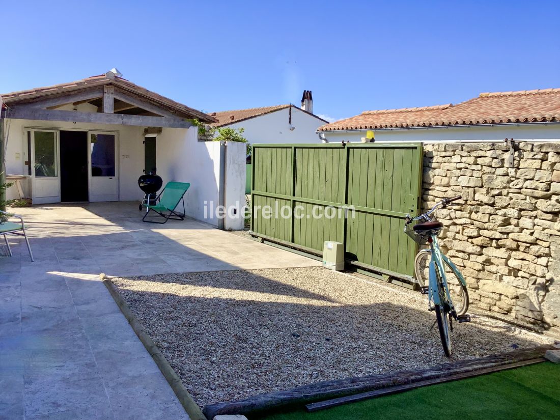 Photo 36 : ENTREE d'une maison située à Sainte-Marie-de-Ré, île de Ré.