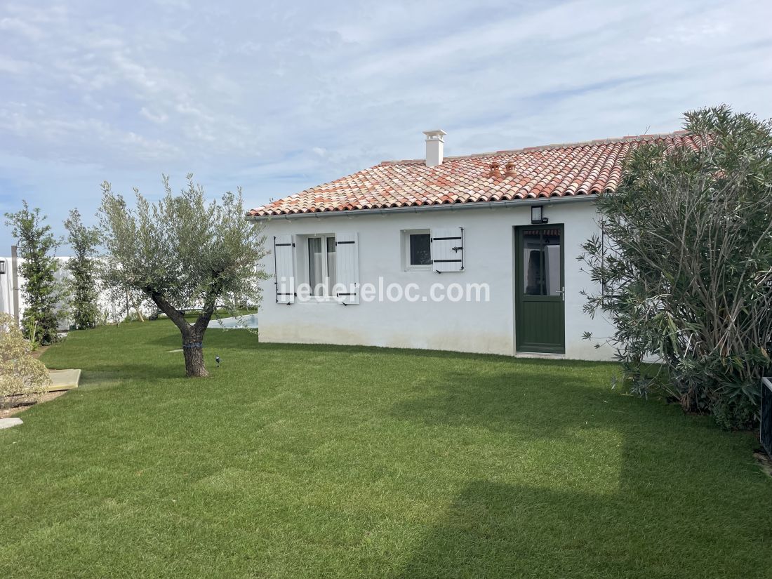 Photo 13 : JARDIN d'une maison située à Le Bois-Plage-en-Ré, île de Ré.