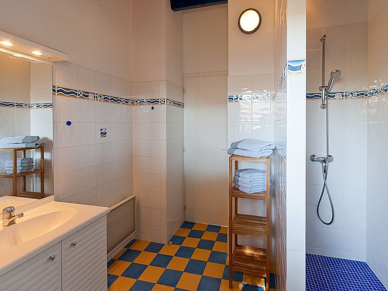 Photo 7 : SALLEDEBAIN d'une maison située à La Couarde-sur-mer, île de Ré.