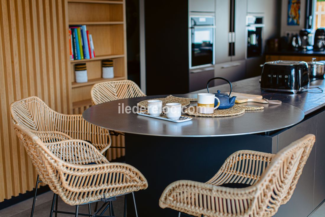 Photo 13 : CUISINE d'une maison située à Le Bois-Plage-en-Ré, île de Ré.