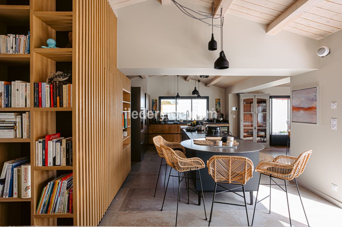 Photo 14 : CUISINE d'une maison située à Le Bois-Plage-en-Ré, île de Ré.