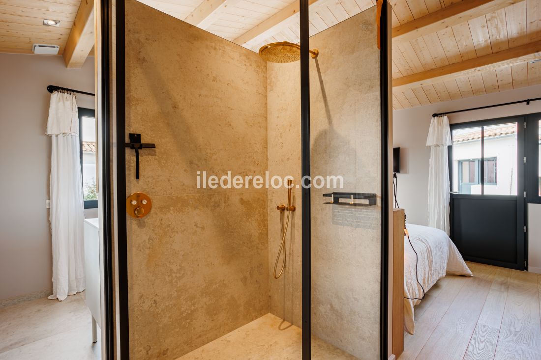 Photo 30 : SALLEDEBAIN d'une maison située à Le Bois-Plage-en-Ré, île de Ré.