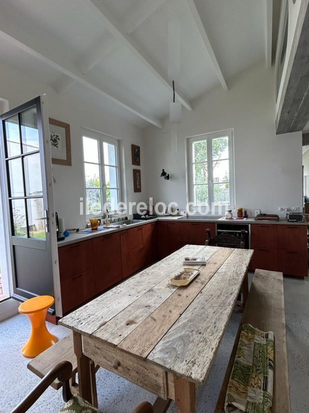 Photo 6 : CUISINE d'une maison située à La Couarde-sur-mer, île de Ré.