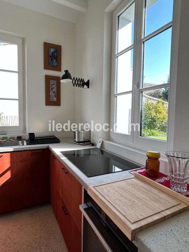 Photo 9 : CUISINE d'une maison située à La Couarde-sur-mer, île de Ré.