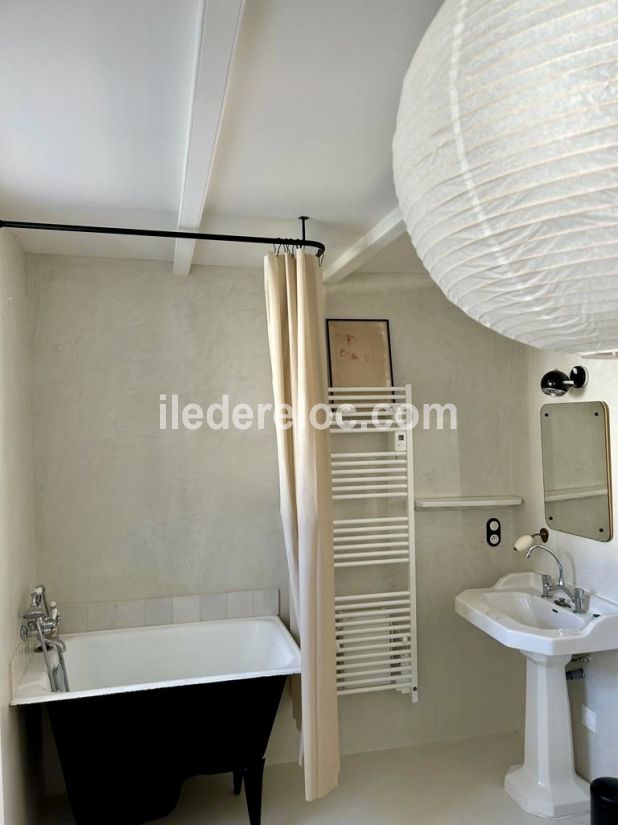 Photo 35 : SALLEDEBAIN d'une maison située à La Couarde-sur-mer, île de Ré.