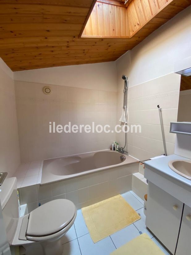 Photo 20 : SALLEDEBAIN d'une maison située à La Flotte-en-Ré, île de Ré.