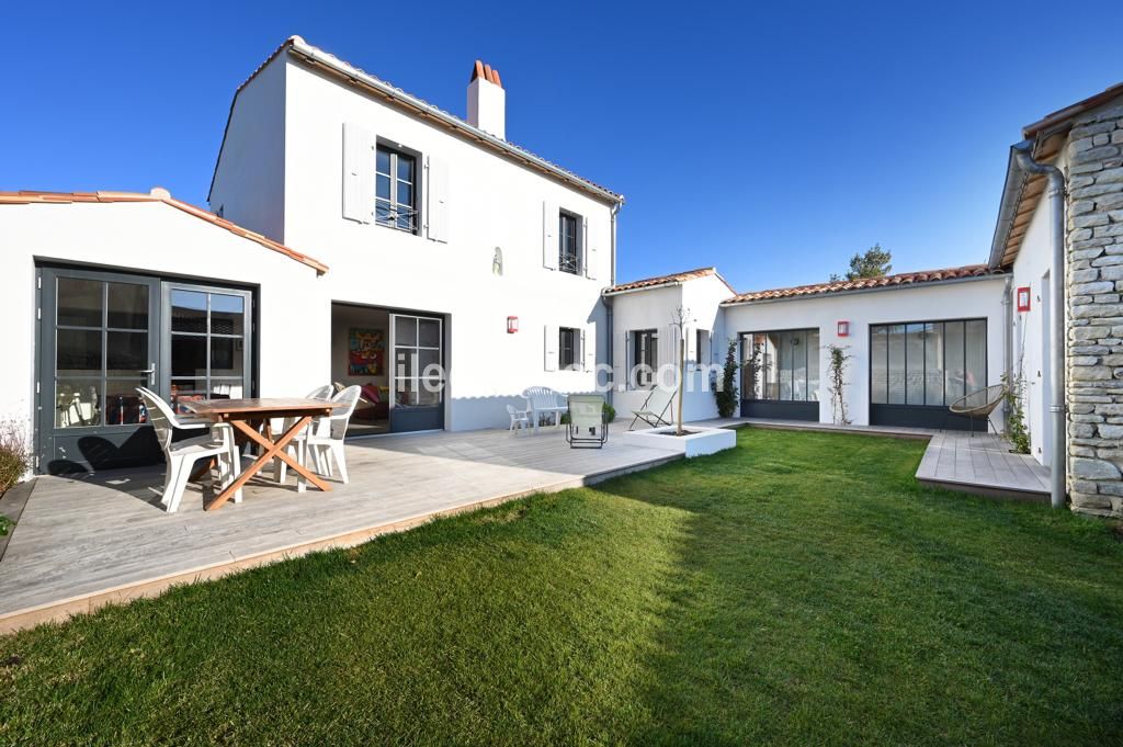 Photo 2 : EXTERIEUR d'une maison située à Ars en Ré, île de Ré.