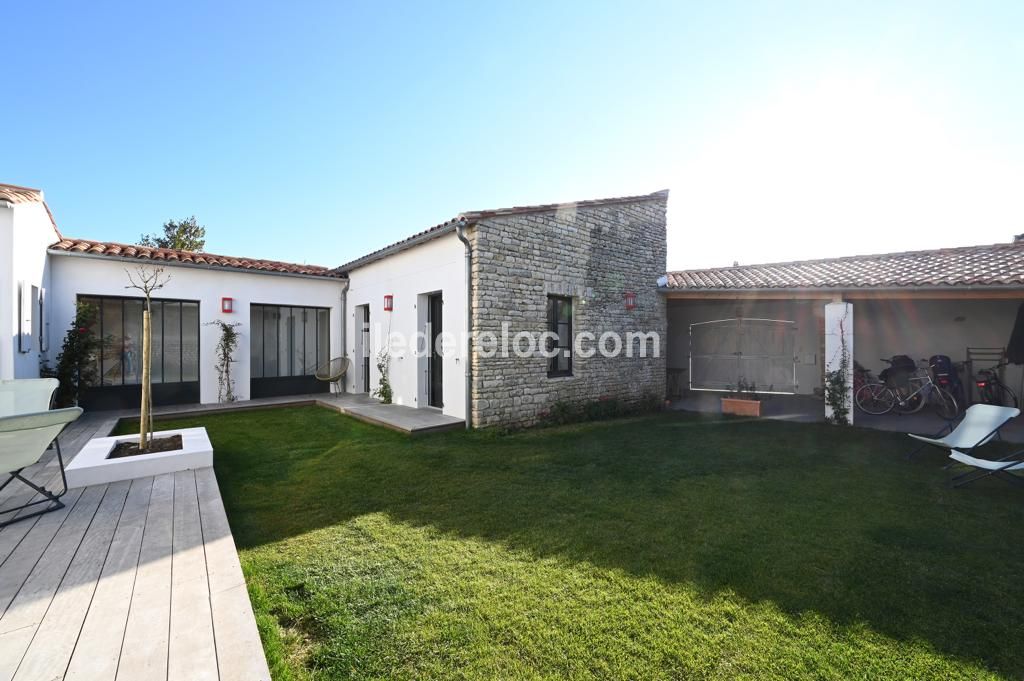 Photo 3 : EXTERIEUR d'une maison située à Ars en Ré, île de Ré.