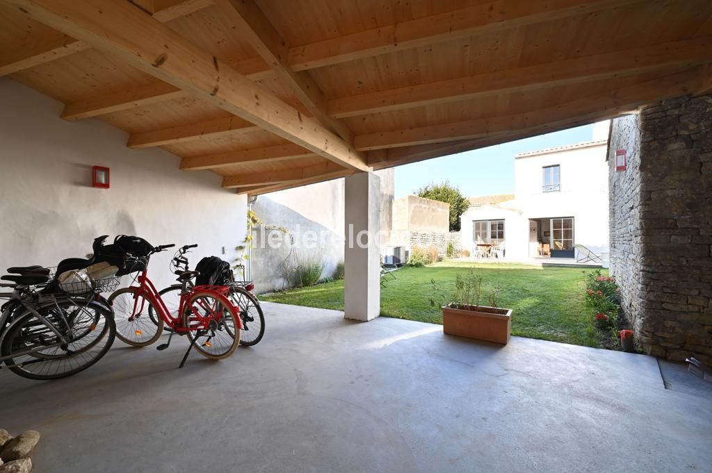 Photo 6 : EXTERIEUR d'une maison située à Ars en Ré, île de Ré.