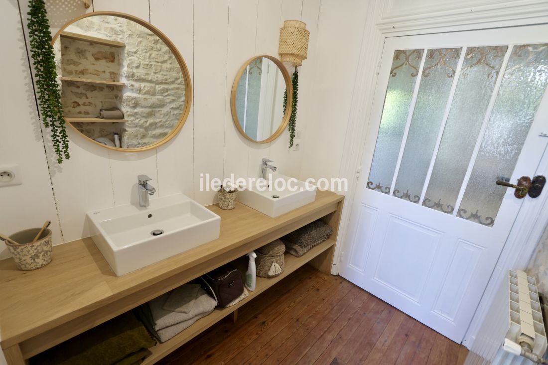 Photo 23 : SALLEDEBAIN d'une maison située à Sainte-Marie-de-Ré, île de Ré.