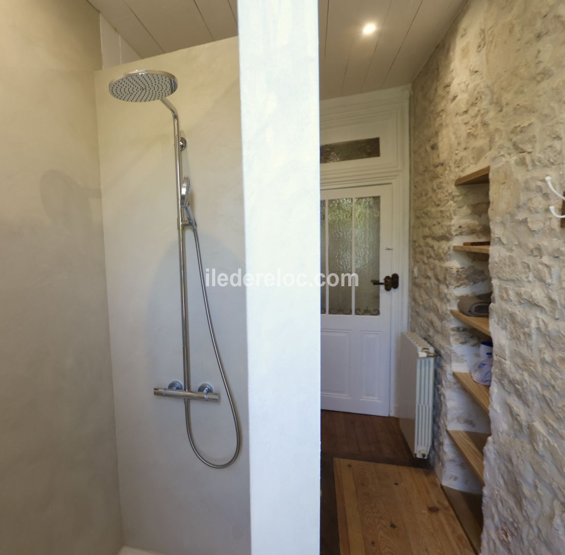 Photo 24 : SALLEDEBAIN d'une maison située à Sainte-Marie-de-Ré, île de Ré.