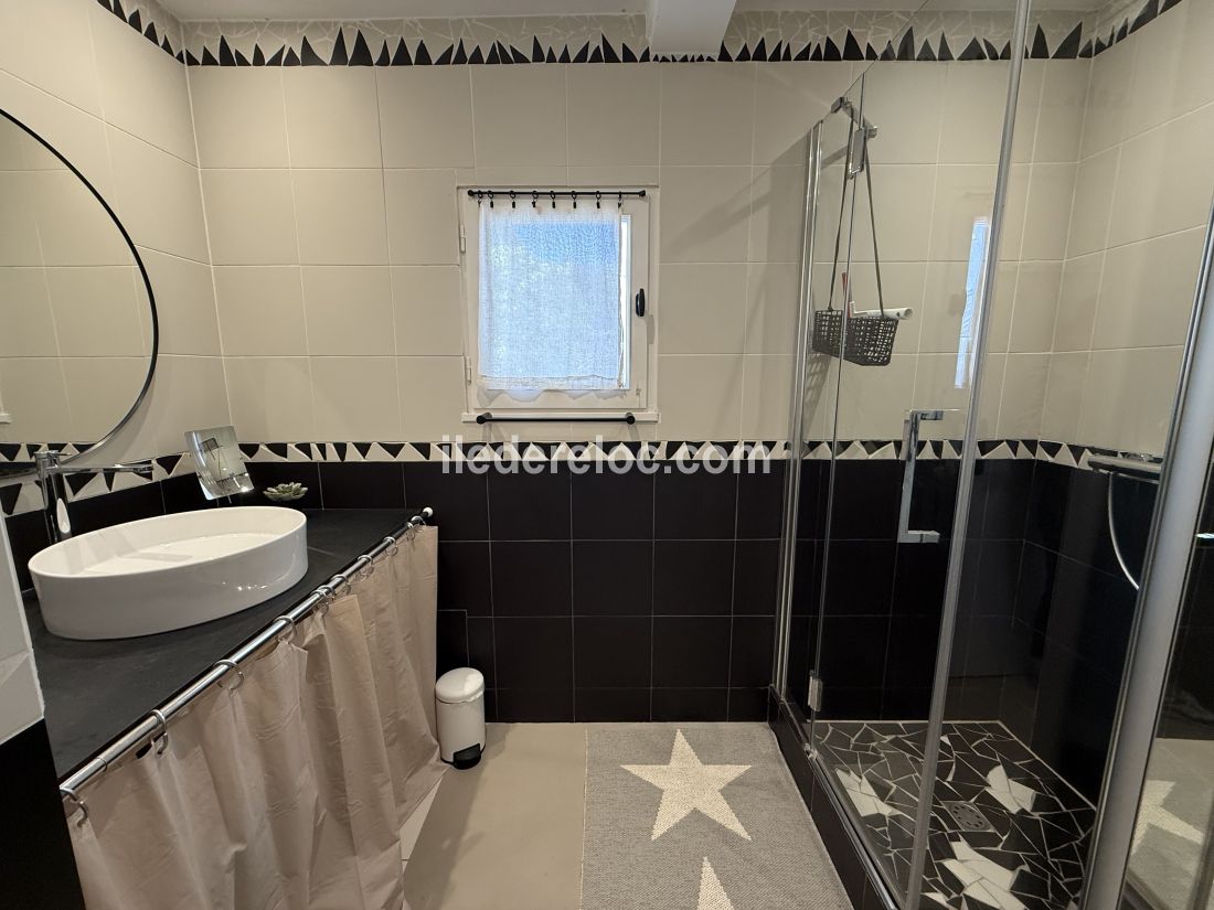 Photo 15 : SALLEDEBAIN d'une maison située à Le Bois-Plage-en-Ré, île de Ré.