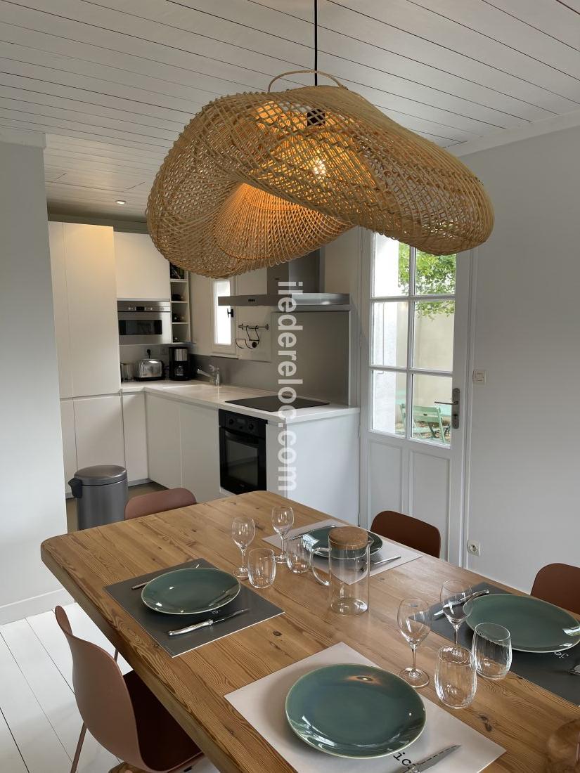 Photo 12 : CUISINE d'une maison situ&eacute;e &agrave; Le Bois-Plage-en-R&eacute;, &icirc;le de R&eacute;.