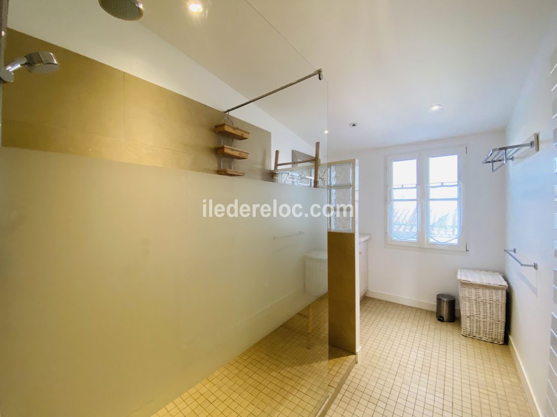 Photo 15 : SALLEDEBAIN d'une maison située à La Couarde-sur-mer, île de Ré.