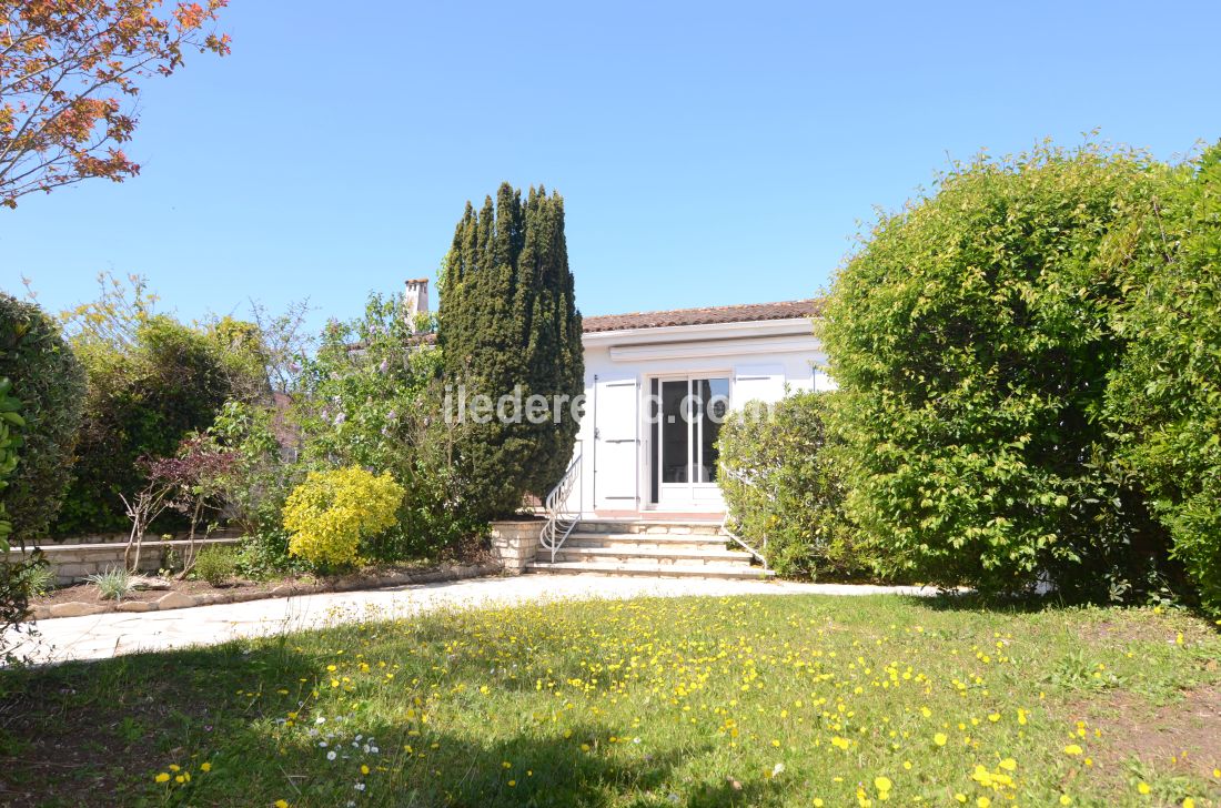 Photo 16 : JARDIN d'une maison située à Le Bois-Plage-en-Ré, île de Ré.