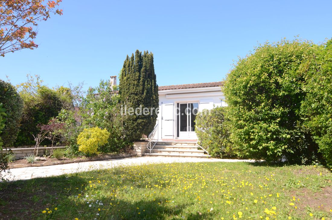 Photo 17 : JARDIN d'une maison située à Le Bois-Plage-en-Ré, île de Ré.