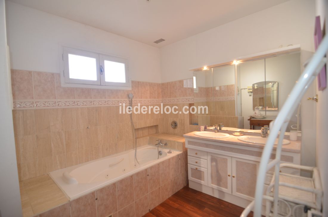 Photo 12 : SALLEDEBAIN d'une maison située à Le Bois-Plage-en-Ré, île de Ré.
