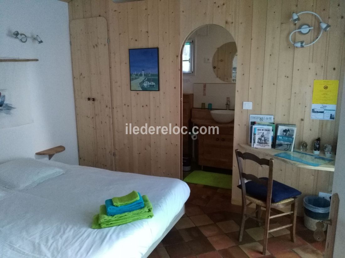 Photo 3 : CHAMBRE d'une maison située à Sainte-Marie-de-Ré, île de Ré.