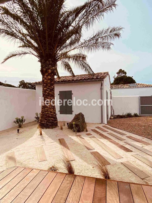 Photo 3 : EXTERIEUR d'une maison située à Le Bois-Plage-en-Ré, île de Ré.