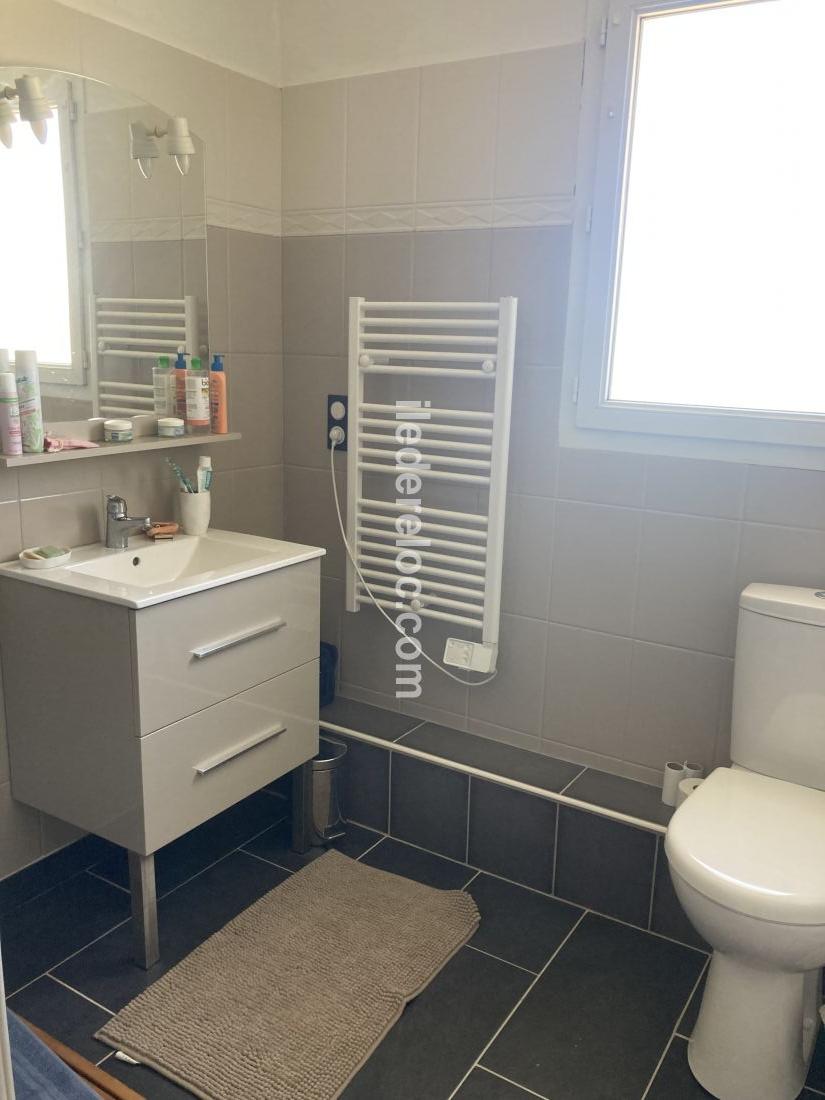 Photo 17 : SALLEDEBAIN d'une maison située à La Couarde-sur-mer, île de Ré.