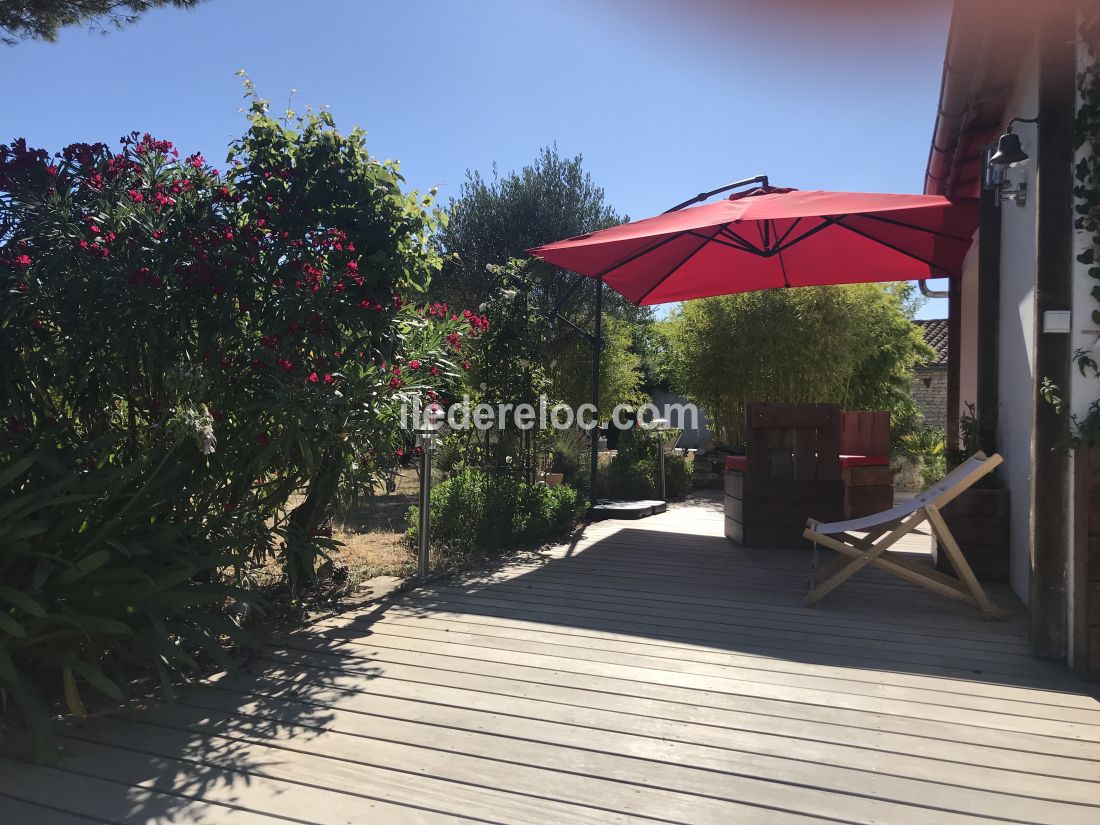 Photo 2 : TERRASSE d'une maison située à Loix, île de Ré.