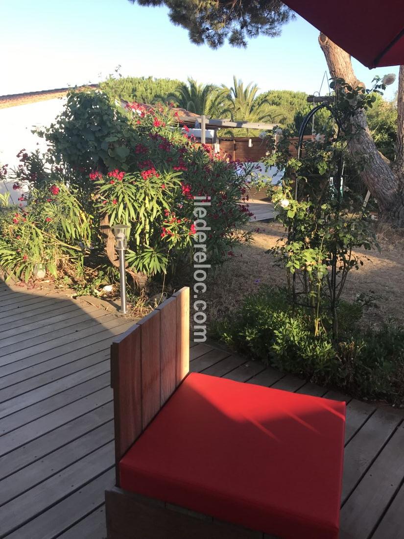 Photo 3 : TERRASSE d'une maison située à Loix, île de Ré.