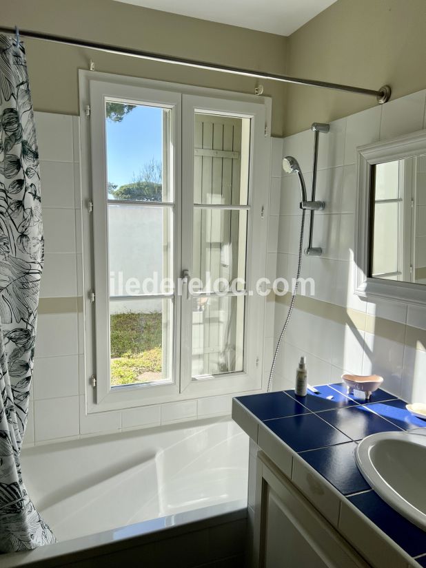 Photo 8 : SALLEDEBAIN d'une maison située à Le Bois-Plage-en-Ré, île de Ré.