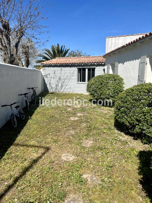 Photo 20 : JARDIN d'une maison située à Le Bois-Plage-en-Ré, île de Ré.