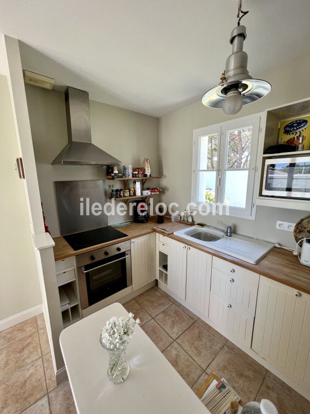 Photo 14 : CUISINE d'une maison située à Le Bois-Plage-en-Ré, île de Ré.