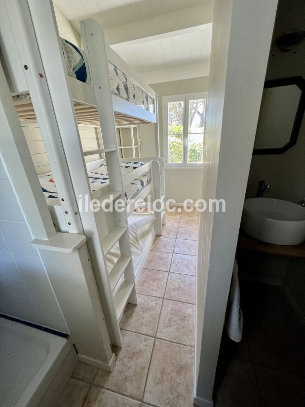 Photo 9 : CHAMBRE d'une maison située à Le Bois-Plage-en-Ré, île de Ré.