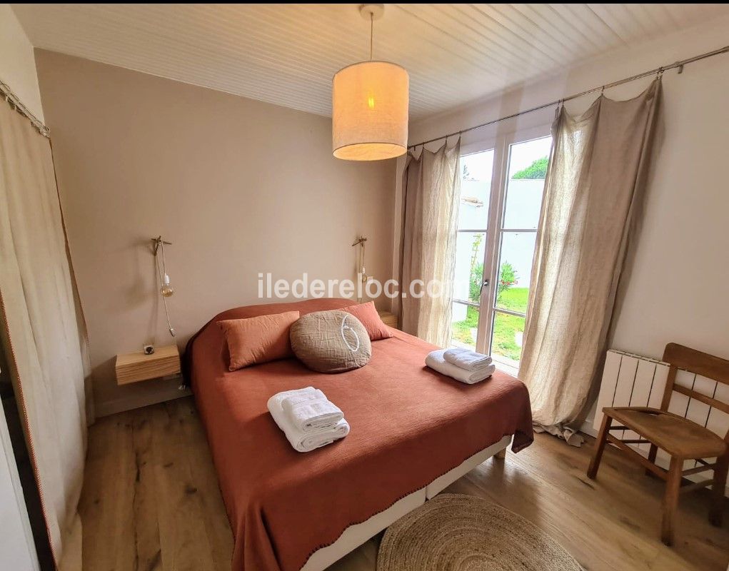 Photo 15 : CHAMBRE d'une maison située à La Couarde-sur-mer, île de Ré.