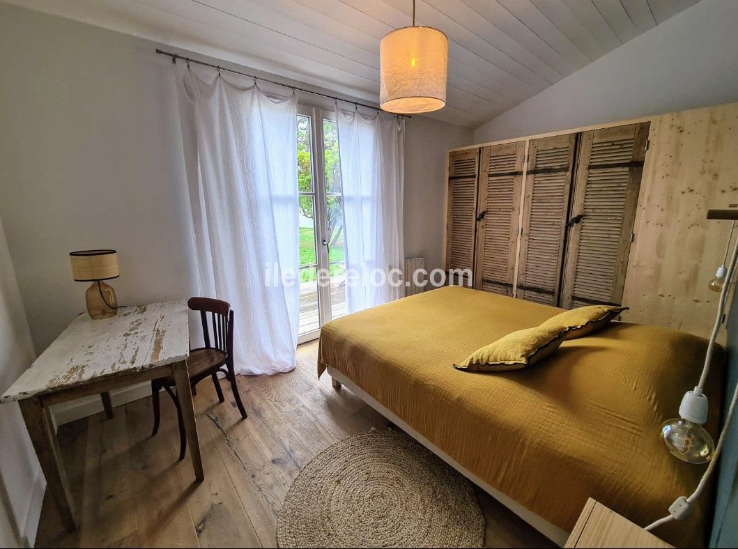 Photo 22 : CHAMBRE d'une maison située à La Couarde-sur-mer, île de Ré.