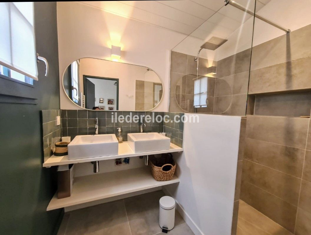 Photo 23 : SALLEDEBAIN d'une maison située à La Couarde-sur-mer, île de Ré.