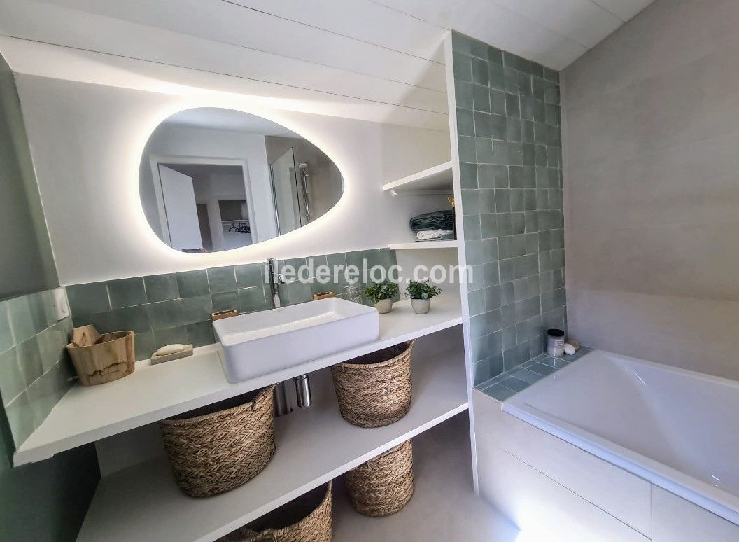 Photo 19 : SALLEDEBAIN d'une maison située à La Couarde-sur-mer, île de Ré.