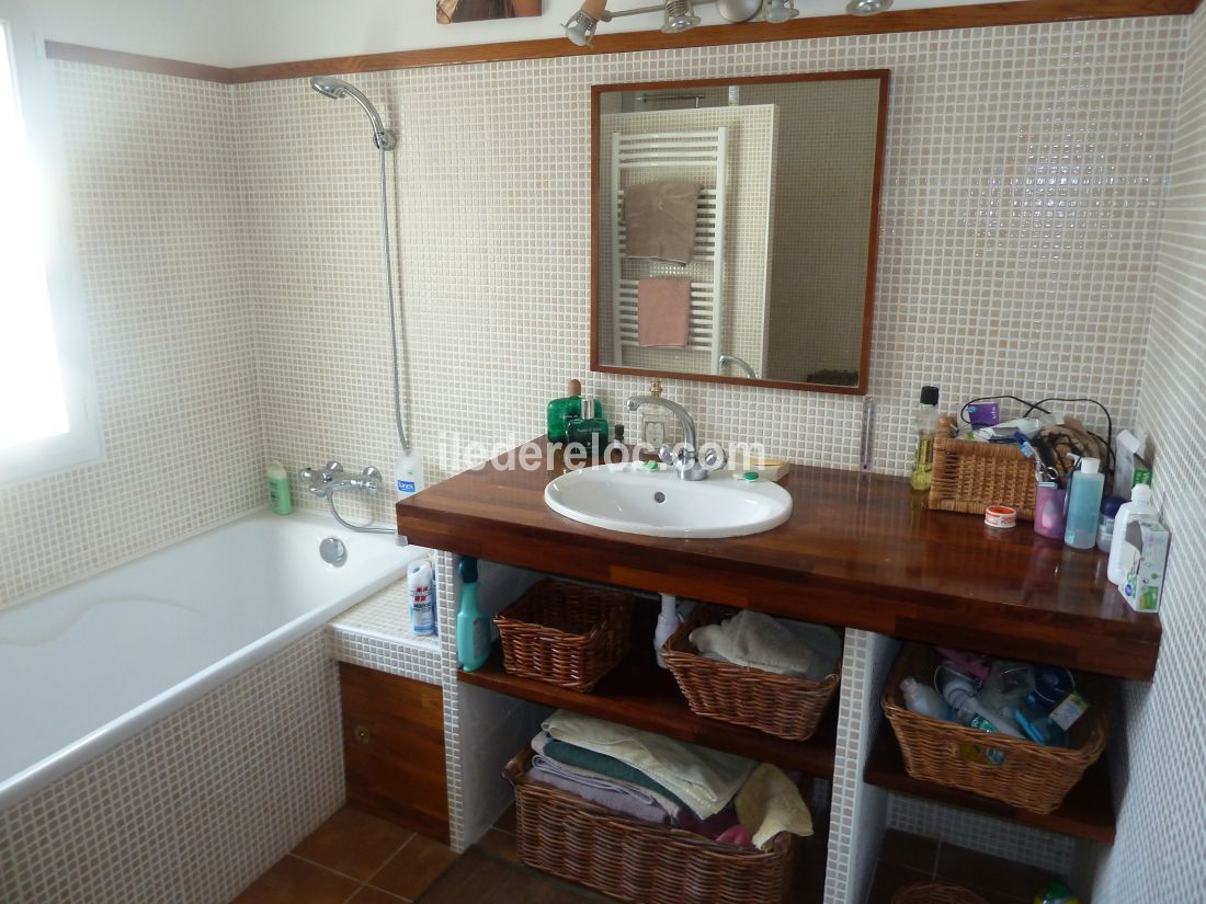 Photo 7 : SALLEDEBAIN d'une maison située à Sainte-Marie-de-Ré, île de Ré.