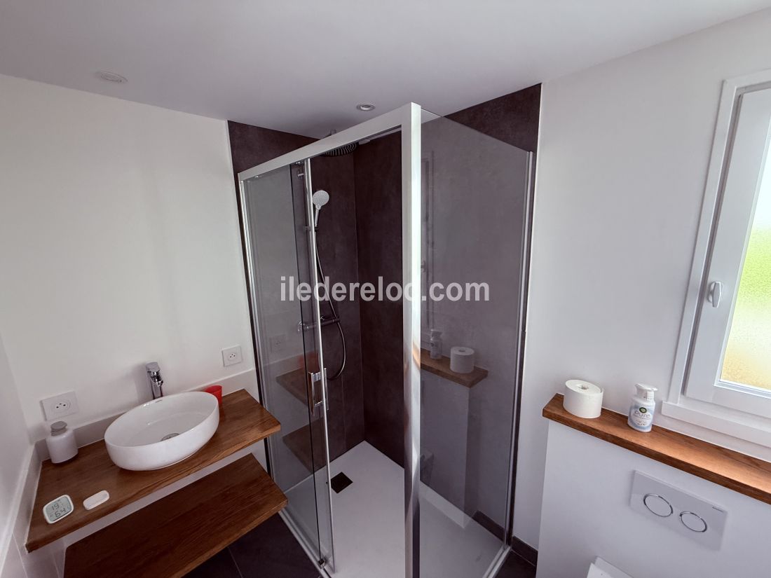 Photo 13 : SALLEDEBAIN d'une maison situ&eacute;e &agrave; Les Portes-en-R&eacute;, &icirc;le de R&eacute;.